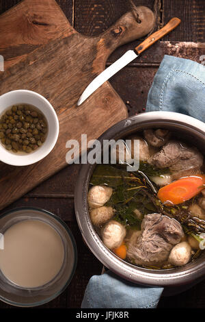 Kochen Fleisch Frikassee auf dem Holztisch vertikale Stockfoto