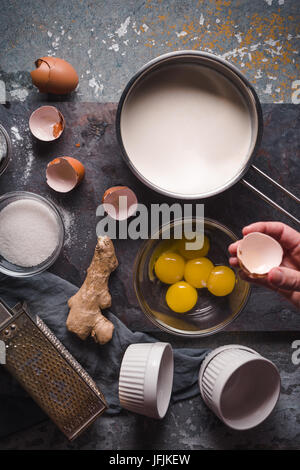 Katalanische Creme auf der steinernen Hintergrund Draufsicht vertikalen Kochen Stockfoto