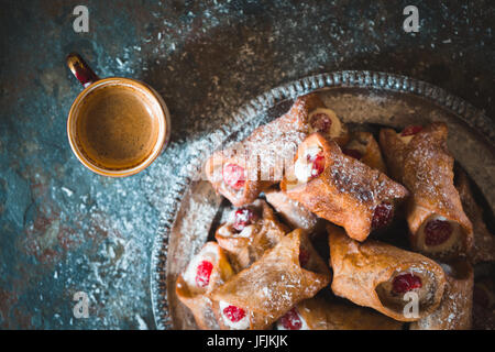 Cannoli und Tasse Kaffee auf dem Stein Hintergrund horizontale Stockfoto