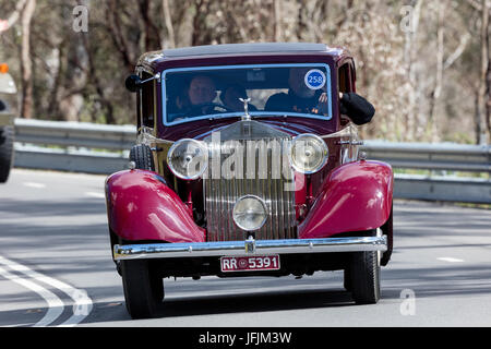 Jahrgang 1935 Rolls-Royce 20/25 sportliches Fahren auf der Landstraße in der Nähe der Stadt Birdwood, South Australia. Stockfoto