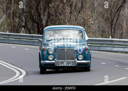 Jahrgang 1957 Rover P4 Limousine fahren auf der Landstraße in der Nähe der Stadt Birdwood, South Australia. Stockfoto