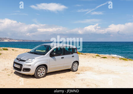 Milos, Griechenland, 18. Mai 2017: Kleinwagen Fiat Panda in Agios Konstantinos, felsigen und ruhigen Strand auf der Küste von Milos Insel geparkt. Kykladen, Griechenland. Stockfoto