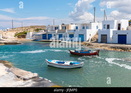 Traditionelle Bootshäuser im Dorf Agios Konstantinos auf der Küste von Milos-Insel. Kykladen, Griechenland. Stockfoto