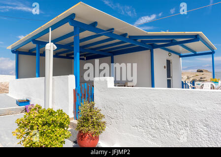 Traditionelle griechische Architektur in Agios Konstantinos, ein kleiner Fischerhafen und einem Strand auf der Insel Milos. Kykladen, Griechenland. Stockfoto