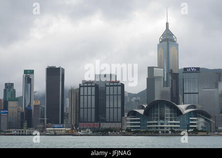 Skyline von Hongkong in der Regenzeit mit Smog cloud Stockfoto