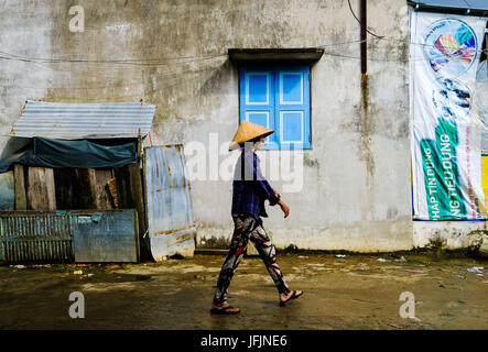 Anwohner, Händler, Straßenhändler geht bei ihrer Alltagsarbeit in Can tho der Mekong-Delta, Vietnam Stockfoto