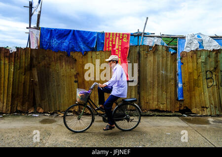 Anwohner, Händler, Straßenhändler geht bei ihrer Alltagsarbeit in Can tho der Mekong-Delta, Vietnam Stockfoto