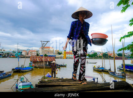 Anwohner, Händler, Straßenhändler geht bei ihrer Alltagsarbeit in Can tho der Mekong-Delta, Vietnam Stockfoto