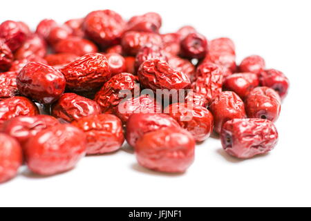 Jujube, getrocknete chinesische rote Datum Früchte auf weiß Stockfoto