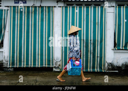 Anwohner, Händler, Straßenhändler geht bei ihrer Alltagsarbeit in Can tho der Mekong-Delta, Vietnam Stockfoto