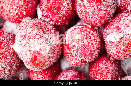 Gefrorene Erdbeeren mit Eis Kristalle Hintergrundmuster Stockfoto