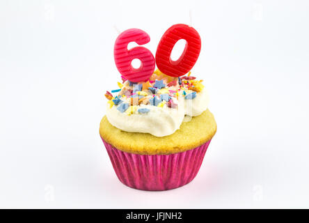 Cupcake mit Nr. 60-60 - rosa Kerzen mit weißer Vanille-Glasur und Farbe Sterne Streusel bei rosa Papier isoliert auf weißem Hintergrund- Stockfoto