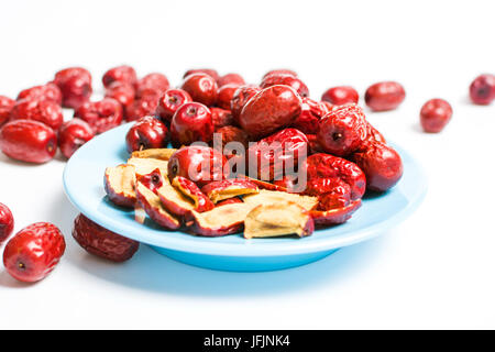 Jujube, getrocknete chinesische rote Datum Früchte auf einem Teller isoliert Stockfoto