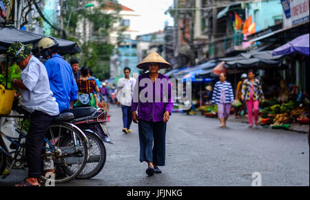 Anwohner, Händler, Straßenhändler geht bei ihrer Alltagsarbeit in Can tho der Mekong-Delta, Vietnam Stockfoto