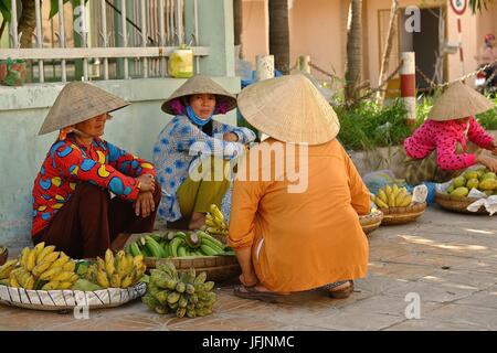 Anwohner, Händler, Straßenhändler geht bei ihrer Alltagsarbeit in Can tho der Mekong-Delta, Vietnam Stockfoto