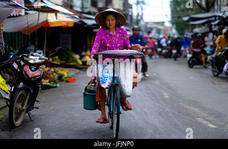 Anwohner, Händler, Straßenhändler geht bei ihrer Alltagsarbeit in Can tho der Mekong-Delta, Vietnam Stockfoto