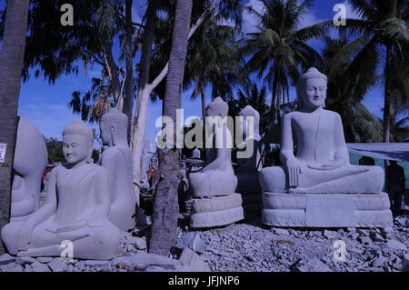 Tropischer Outdoor Kunsthandwerker Stein Buddha Schnitzerei Bereich, Kampong Thom Provinz, Kambodscha. Quelle: Kraig lieb Stockfoto