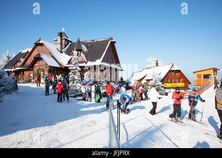 Skifahrer in hellen Jacken sind die Vorbereitung zum Skifahren Stockfoto