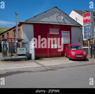 Garage am Stadtrand von New Mills, High Peak, Derbyshire Stockfoto