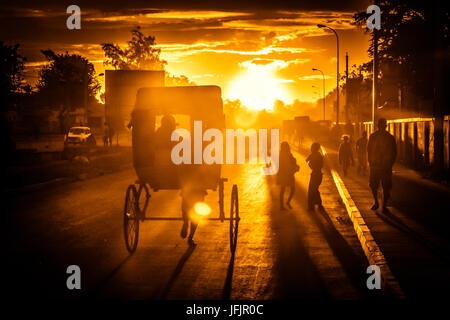 Reiten Rikscha bei Sonnenuntergang Stockfoto