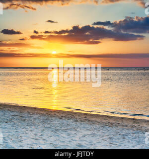 Flic en Flac Strand bei Sonnenuntergang. Stockfoto