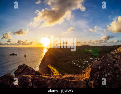 Krater des Rano Kau Vulkan bei Sonnenuntergang, Osterinsel, Chile Stockfoto