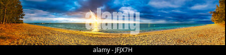 Flic en Flac Strand bei Sonnenuntergang. Panorama Stockfoto