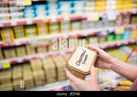 Nahaufnahme des Hände halten aufgewühlt Creme Stockfoto