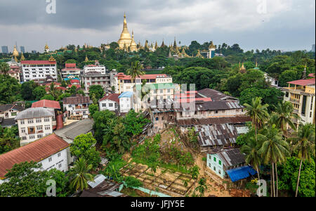 Goldenen Shwedagon-Pagode aus dem hoch in Yangon / Myanmar Stadt Rangun Myanmar - Reise-Foto - Kultur Stockfoto