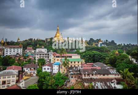 Goldenen Shwedagon-Pagode aus dem hoch in Yangon / Myanmar Stadt Rangun Myanmar - Reise-Foto - Kultur Stockfoto