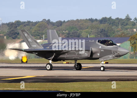 Zwei F-35 A's aus der ersten überseeischen Bereitstellung der USAF, RAF Lakenheath für Bulgarien für eine Tage Bereitstellung. Stockfoto