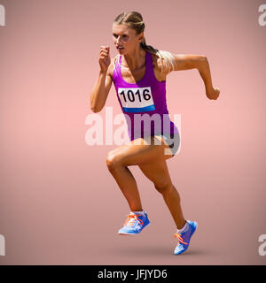 Zusammengesetztes Bild der sportlichen Frau in Position ausgeführt Stockfoto