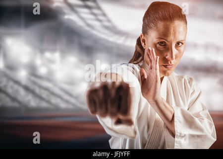 Zusammengesetztes Bild des weiblichen Kämpfer Karate Haltung durchführen Stockfoto