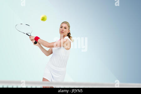 Zusammengesetztes Bild des Athleten mit einem Schläger mit dem Tennisspielen Stockfoto