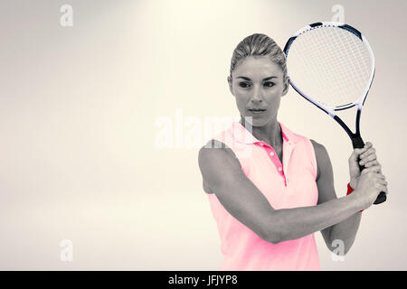 Zusammengesetztes Bild des Athleten mit einem Schläger mit dem Tennisspielen Stockfoto