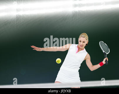 Zusammengesetztes Bild des Athleten mit einem Schläger mit dem Tennisspielen Stockfoto