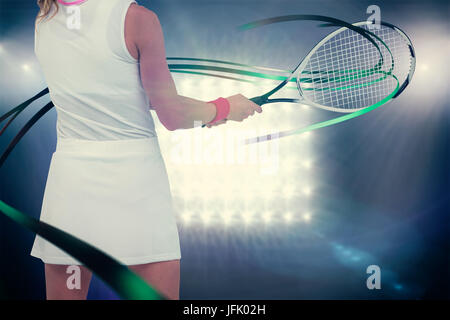 Zusammengesetztes Bild des Athleten mit einem Schläger mit dem Tennisspielen Stockfoto