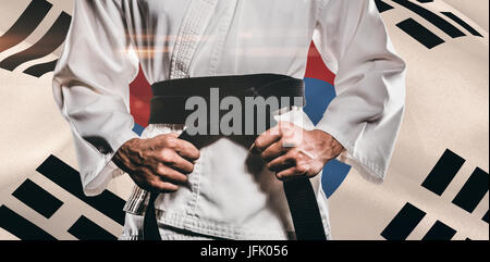 Das zusammengesetzte Bild im Fighter Anzug Karate Gürtel Stockfoto