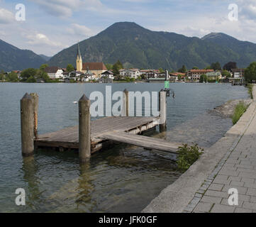 Tegernseer Landschaft an einem sonnigen Tag im Sommer Stockfoto