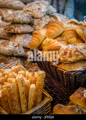 In der Nähe der frisch gebackene Brötchen, Croissants und Grissini Stockfoto