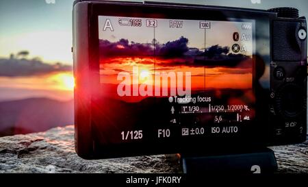 Sonnenuntergang Foto mit der Kamera in die Berge Stockfoto