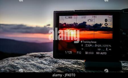 Sonnenuntergang Foto mit der Kamera in die Berge Stockfoto