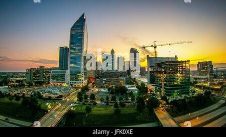 Luftaufnahmen bei Sonnenaufgang über Charlotte North carolina Stockfoto