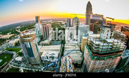 Luftaufnahmen bei Sonnenaufgang über Charlotte North carolina Stockfoto