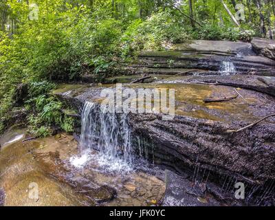 Malerische Ausblicke entlang wandern trailat Tabelle Rock Mountain South Carolina Stockfoto