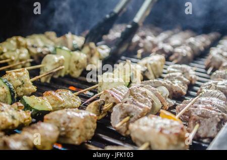 Shishkabob gegrillt auf einem Gitter Stockfoto