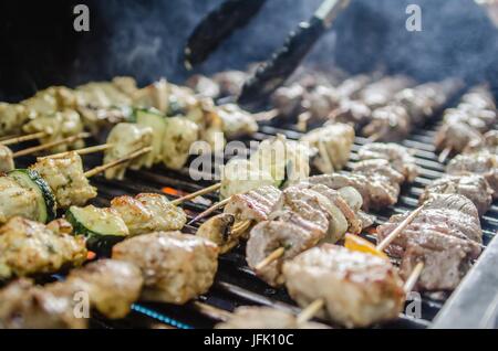 Shishkabob gegrillt auf einem Gitter Stockfoto