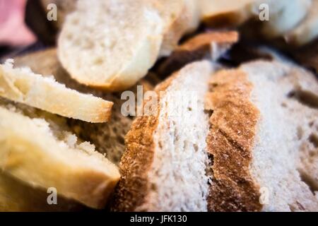 Eine Auswahl von frisch gebackenem Brot. Stockfoto