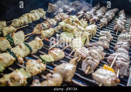 Shishkabob gegrillt auf einem Gitter Stockfoto