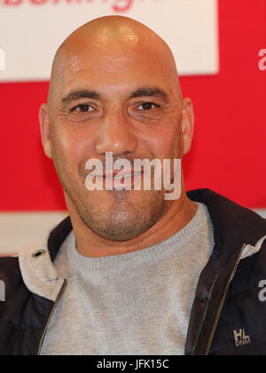 Mourad Haddu Box-Coach der EBU heavyweight Boxer Mehdi Amar Stockfoto